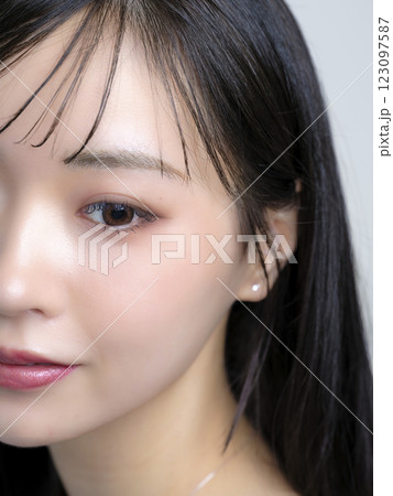 化粧をする女性、ファンデーション、ブラシ、コンパクト 123097587