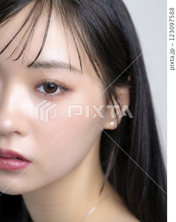 化粧をする女性、ファンデーション、ブラシ、コンパクト 123097588