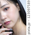 化粧をする女性、ファンデーション、ブラシ、コンパクト 123097589