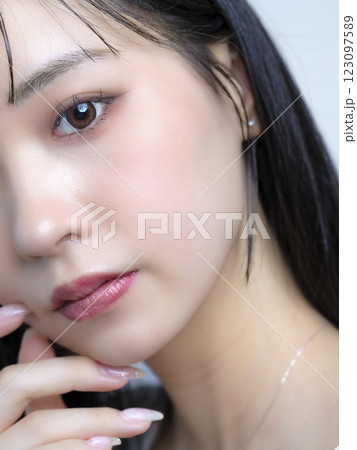 化粧をする女性、ファンデーション、ブラシ、コンパクト 123097589