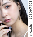 化粧をする女性、ファンデーション、ブラシ、コンパクト 123097591