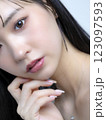化粧をする女性、ファンデーション、ブラシ、コンパクト 123097593