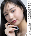 化粧をする女性、ファンデーション、ブラシ、コンパクト 123097594