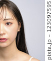化粧をする女性、ファンデーション、ブラシ、コンパクト 123097595