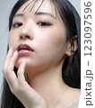 化粧をする女性、ファンデーション、ブラシ、コンパクト 123097596