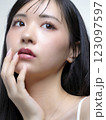 化粧をする女性、ファンデーション、ブラシ、コンパクト 123097597