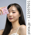 化粧をする女性、ファンデーション、ブラシ、コンパクト 123097601