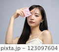 化粧をする女性、ファンデーション、ブラシ、コンパクト 123097604