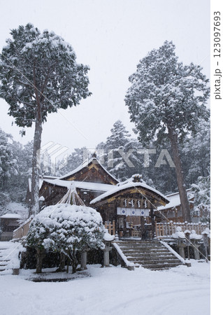 雪化粧の宇倍神社 鳥取県鳥取市国府町宮下 雪化粧の宇倍神社 鳥取県鳥取市国府町宮下 123097693