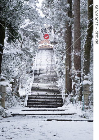 雪化粧の宇倍神社の石段　鳥取県鳥取市国府町宮下 123097695