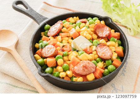 ミックスベジタブルのスキレット料理 123097759