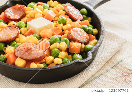 ミックスベジタブルのスキレット料理 123097761