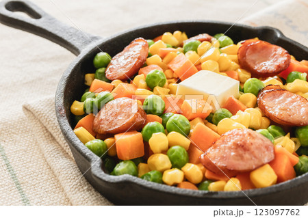 ミックスベジタブルのスキレット料理 123097762