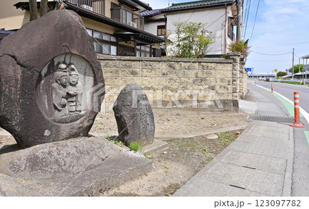 中山道板鼻宿散歩:旧中山道 双体道祖神 祝言像 安中市板鼻 中山道板鼻宿散歩:旧中山道 双体道祖神 祝言像 安中市板鼻 123097782