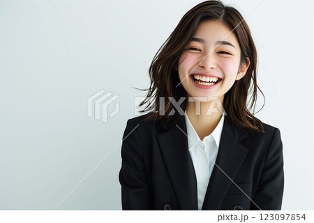 笑顔の日本人の女性ビジネスマンのポートレート写真（白背景・サラリーマン・スーツ・若手・新人・新入社員 123097854