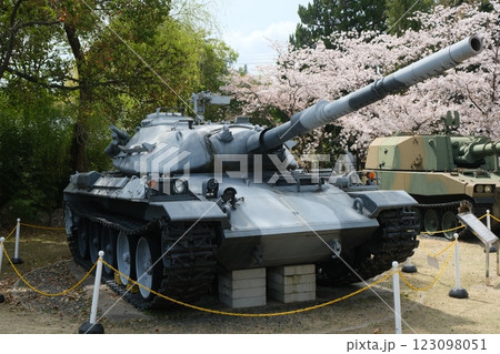 桂駐屯地の一般公開で展示された74式戦車 桂駐屯地の一般公開で展示された74式戦車 123098051