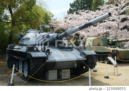 桂駐屯地の一般公開で展示された74式戦車 123098053