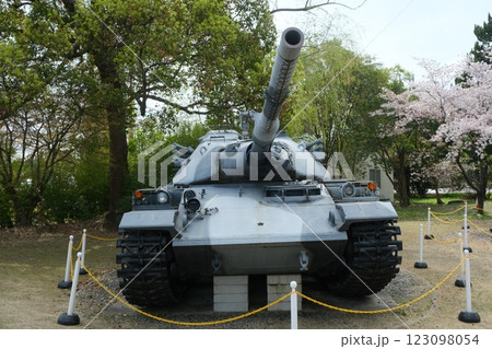 桂駐屯地の一般公開で展示された74式戦車 123098054