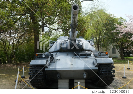 桂駐屯地の一般公開で展示された74式戦車 123098055