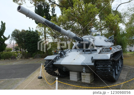 桂駐屯地の一般公開で展示された74式戦車 123098056