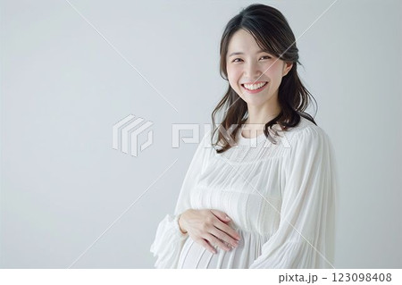白いドレスを着た日本人女性のマタニティフォト(妊娠・出産・記念)	 白いドレスを着た日本人女性のマタニティフォト(妊娠・出産・記念)	 123098408