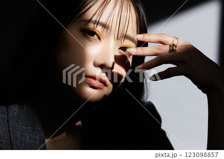 ジャケットを着た若い女性の陰影のある雰囲気のあるポートレート ジャケットを着た若い女性の陰影のある雰囲気のあるポートレート 123098857