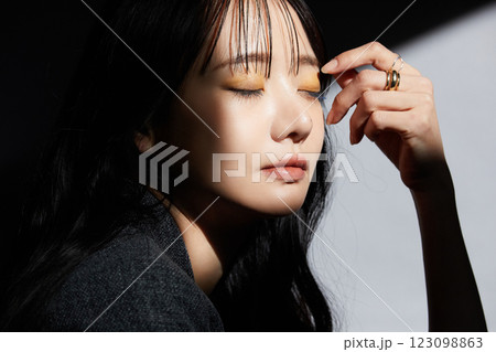 ジャケットを着た若い女性の陰影のある雰囲気のあるポートレート 123098863