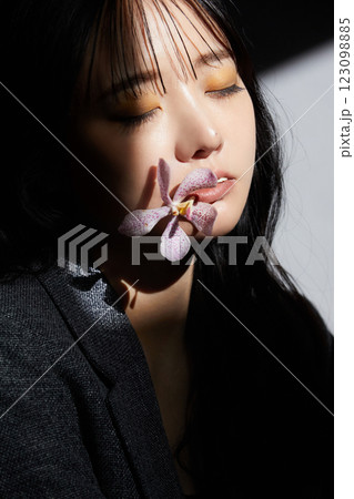 ジャケットを着た若い女性の陰影のある雰囲気のあるポートレート ジャケットを着た若い女性の陰影のある雰囲気のあるポートレート 123098885