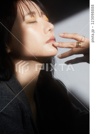ジャケットを着た若い女性の陰影のある雰囲気のあるポートレート ジャケットを着た若い女性の陰影のある雰囲気のあるポートレート 123098888