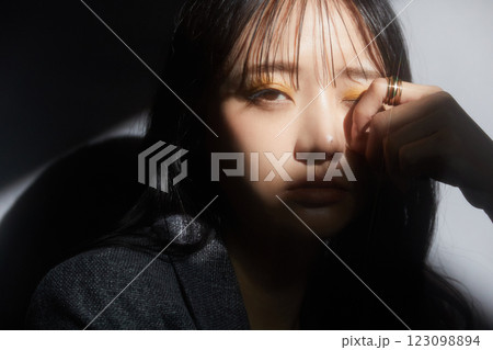 ジャケットを着た若い女性の陰影のある雰囲気のあるポートレート ジャケットを着た若い女性の陰影のある雰囲気のあるポートレート 123098894