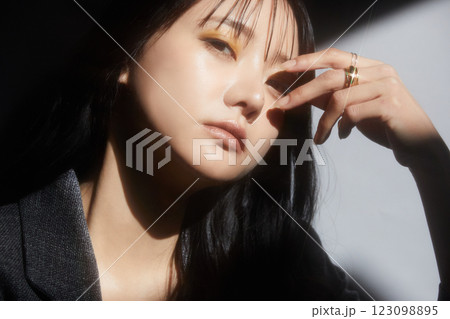 ジャケットを着た若い女性の陰影のある雰囲気のあるポートレート ジャケットを着た若い女性の陰影のある雰囲気のあるポートレート 123098895