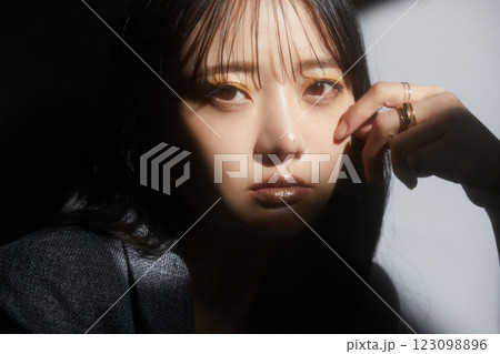 ジャケットを着た若い女性の陰影のある雰囲気のあるポートレート 123098896