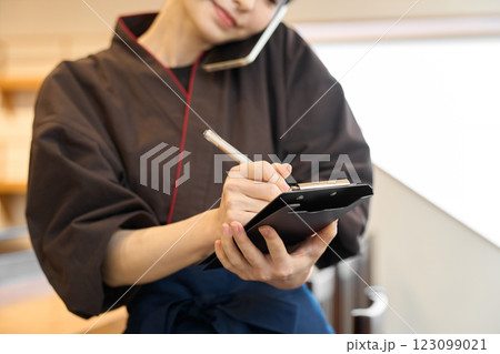 電話の予約を受ける従業員 123099021