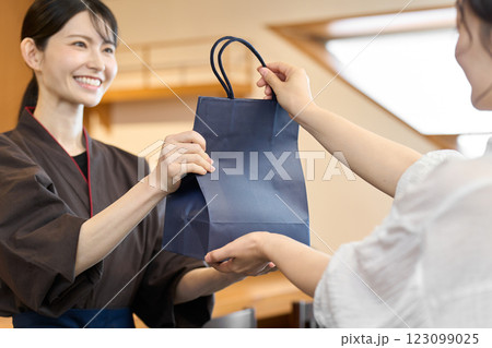 商品を渡す飲食店の従業員 123099025