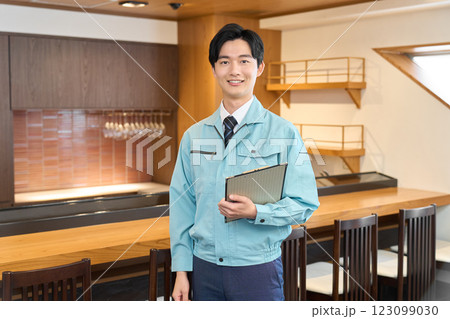 飲食店を訪問する作業着を着た男性 飲食店を訪問する作業着を着た男性 123099030