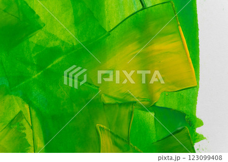 緑色の絵具で塗った背景 123099408