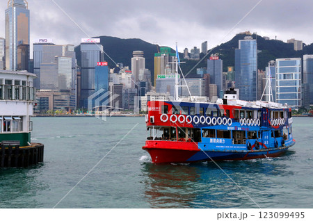ホンコンのビクトリア湾を航行するスターフェリー ホンコンのビクトリア湾を航行するスターフェリー 123099495