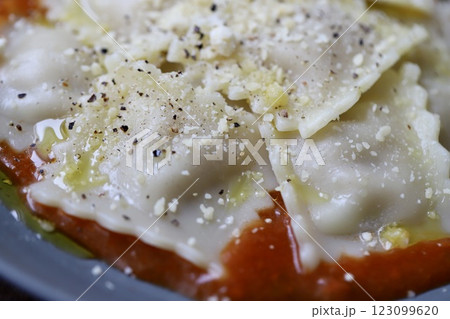 トマトソースで食べるラビオリ 123099620