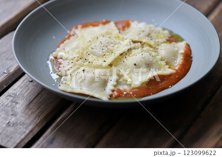 トマトソースで食べるラビオリ 123099622