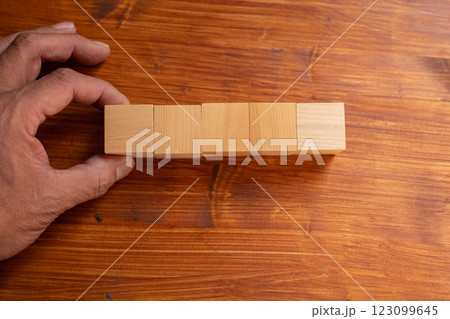 空白の木製ブロックを持っている人 123099645