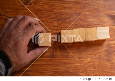 空白の木製ブロックを持っている人 123099646