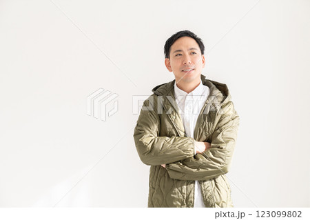 コートを着た男性 123099802