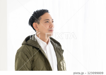 コートを着た男性 123099809
