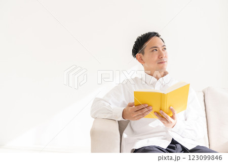 本を読む男性 本を読む男性 123099846