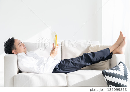 本を読む男性 本を読む男性 123099858