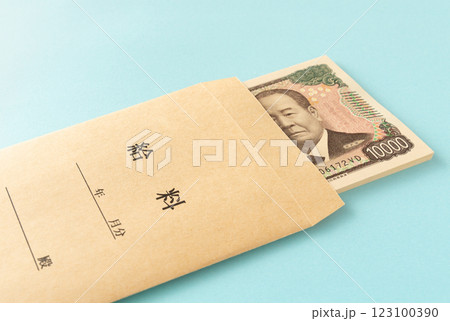 給料袋に入った一万円札　サラリー 123100390
