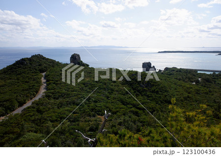 沖縄県 伊是名島 風の岩より陸ギタラ・海ギタラの眺望 沖縄県 伊是名島 風の岩より陸ギタラ・海ギタラの眺望 123100436