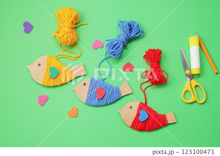 Early learning ideas. Yarn craft. Birds. Activities for Toddlers and Preschool Children. Montessori 123100471