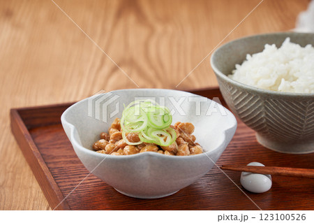 小鉢によそった納豆 - 発酵食品の食卓イメージ 小鉢によそった納豆 - 発酵食品の食卓イメージ 123100526