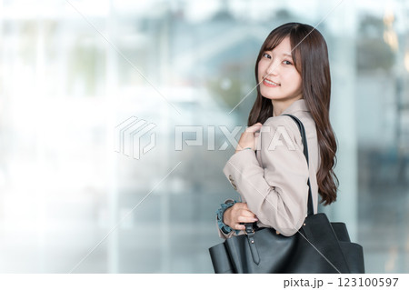 都会のオフィス街を歩く若いアジア人ビジネスウーマン 123100597
